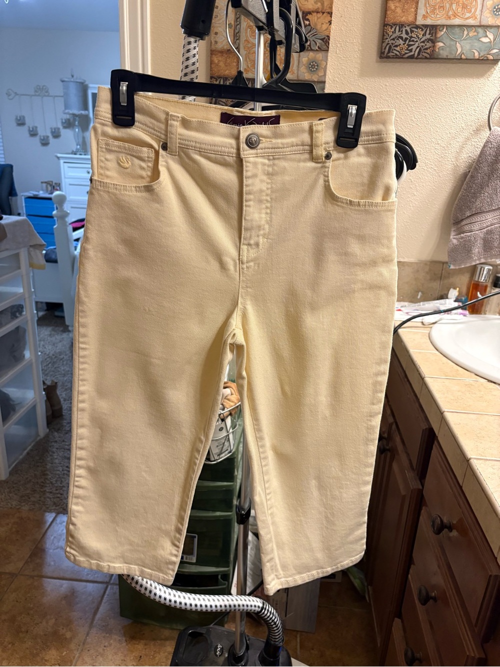 Gloria Vanderbilt Cream Cropped Jeans - Straight Ankle
